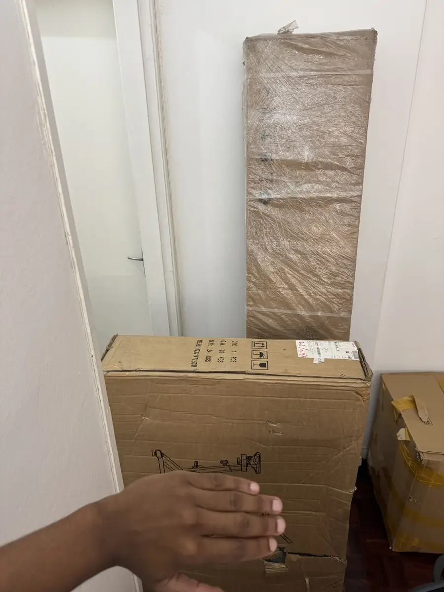 Equipamento de ginásio embalado e paletizado em armazém, pronto para expedição.