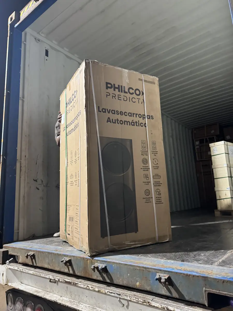 Máquina de lavar e secar industrial embalada, à saída do contentor de importação.