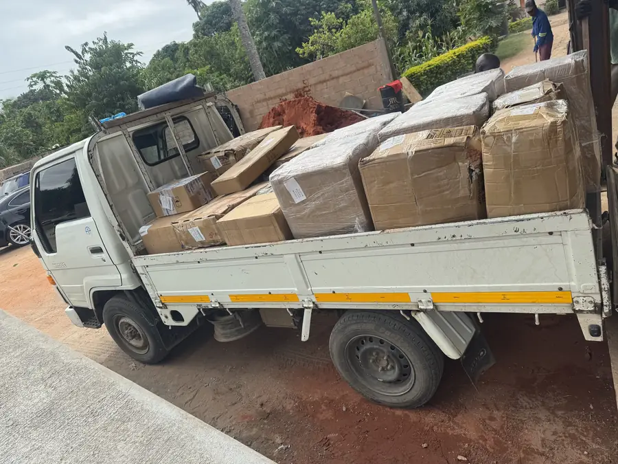Camioneta carregada com caixas embaladas e plastificadas para a reposição mensal da loja Casa Impecável.